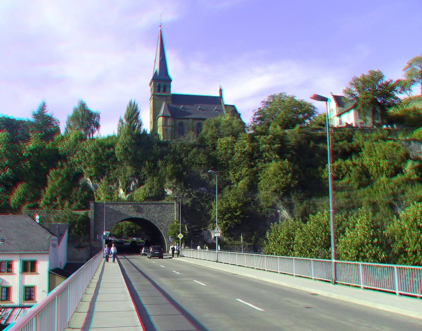 Stereo04.JPG - Wir sind immer noch auf der Brücke in Saarburg. Weiter rechts könnte man jetzt die Burg sehen, wenn sie noch aufs Bild mit draufgepasst hätte.