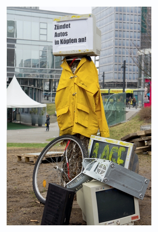 Frankfurt_03.JPG - ...das Gelände vor der EZB in Frankfurt mit seltsamen Skulpturen...
