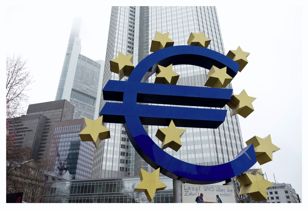 Frankfurt_05.JPG - So kennt man das Eurozeichen vor der EZB aus Funk und Film, aber...