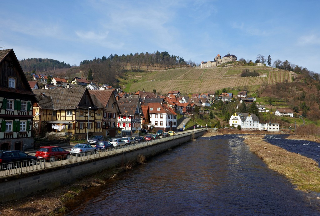 Gernsbach25.jpg - Nach einer mehr oder weniger eleganten Wende habe ich es zumindest so weit geschafft, dass ich Schloss Eberstein vor mir auf dem Berg liegen sehe.