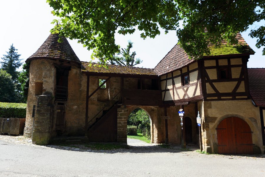Guttenberg-082009-02.jpg - Der Zugang zur Klosterkapelle liegt gegenüber des Eingangs.