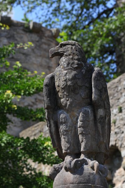 Guttenberg-082009-04.jpg - Dieser steinerne Adler hält vorm Burgeingang Wache.