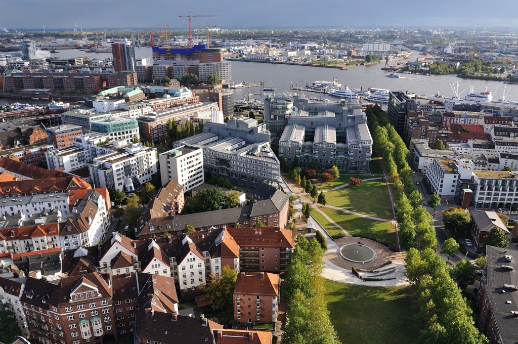 Hamburg-102009-16.jpg - Blick in Richtung der Speicherstadt. Hinter dem Grünstreifen sieht man das Gebäude von Gruner&Jahr.