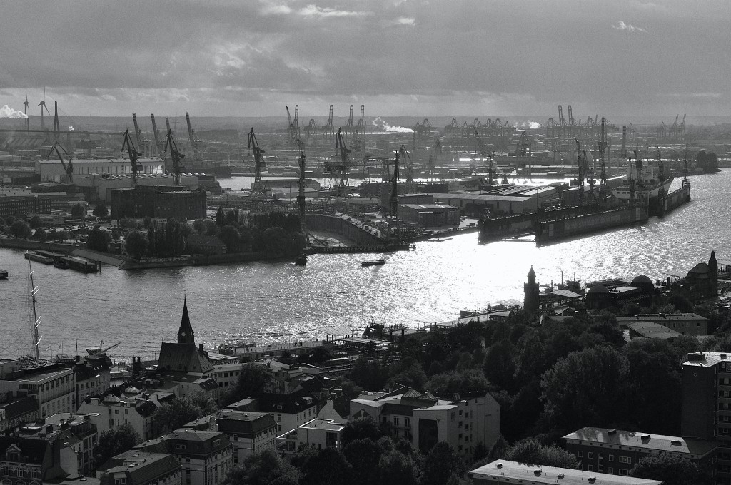 Hamburg-102009-19.jpg - Hier wird rangeklotzt. Die Werften von Blohm und Voss.