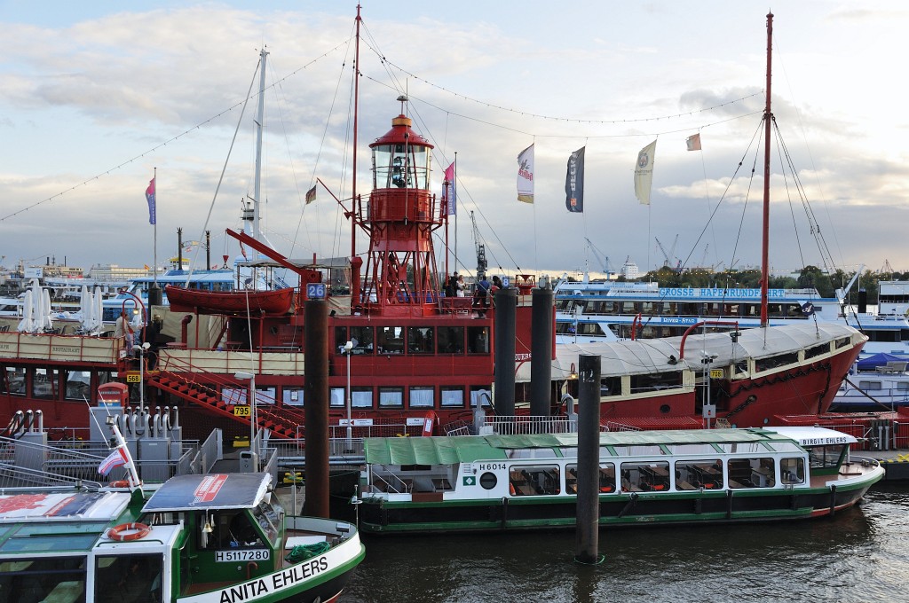 Hamburg-102009-25.jpg - Ein Feuerschiff, auf dem gerade eine Hochzeitsfeier stattgefunden hat.