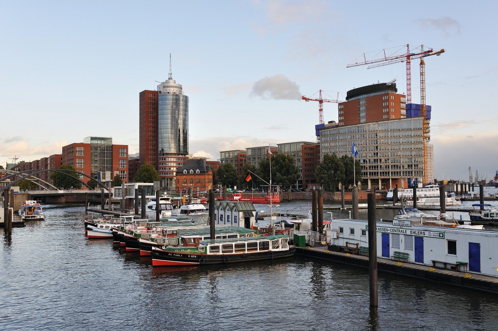 Hamburg-102009-26.jpg - Blick in Richtung Speicherstadt. Ob das Gebäude am rechten Rand wohl einmal die neue Philharmonie werden wird?