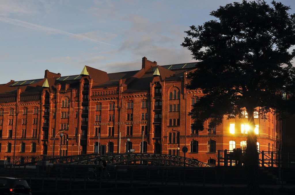 Hamburg-102009-28.jpg - Die Gebäude leuchteten besonders schön in der Abendsonne.