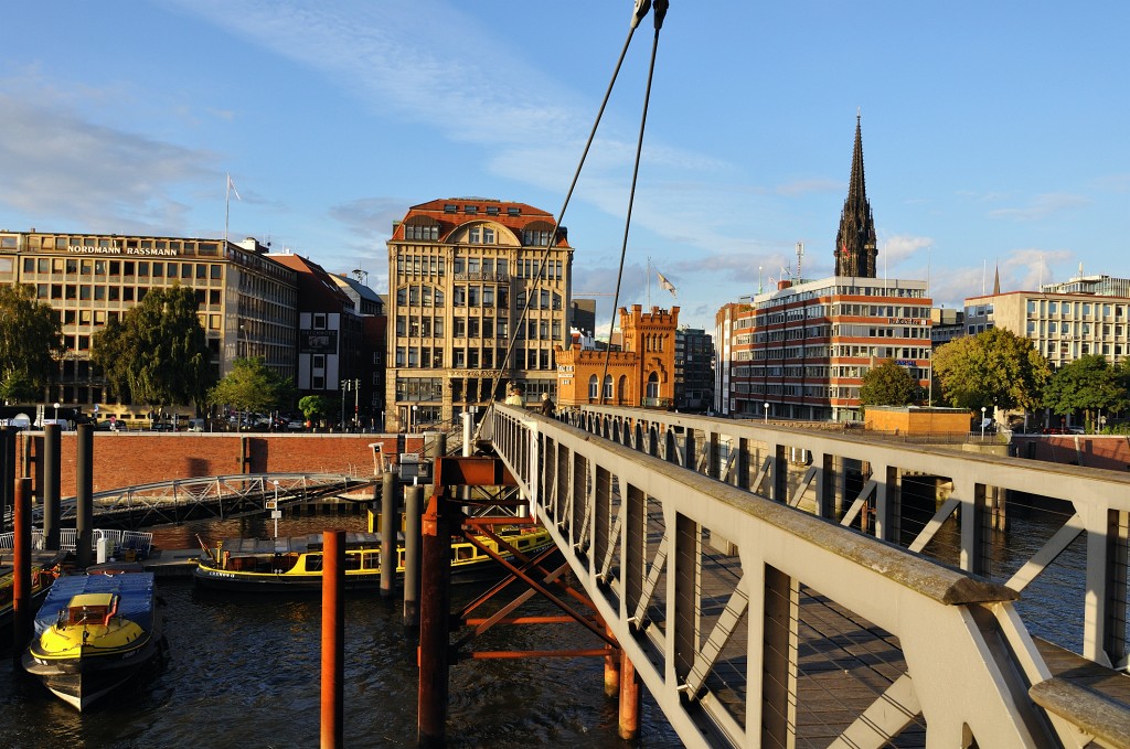 Hamburg-102009-32.jpg - Von dieser Brücke aus geht es links hinunter zu den Schiffen, mit denen wir am nächsten Morgen eine Hafenrundfahrt machen würden. Auch das ahnte ich am ersten Abend noch nicht.