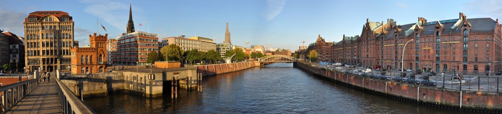 Hamburg-102009-34.jpg - Aha. Immerhin ein Panorama. In einem der Häuser der Speicherstadt rechts ist das Miniaturmuseum. Mehr davon gleich.