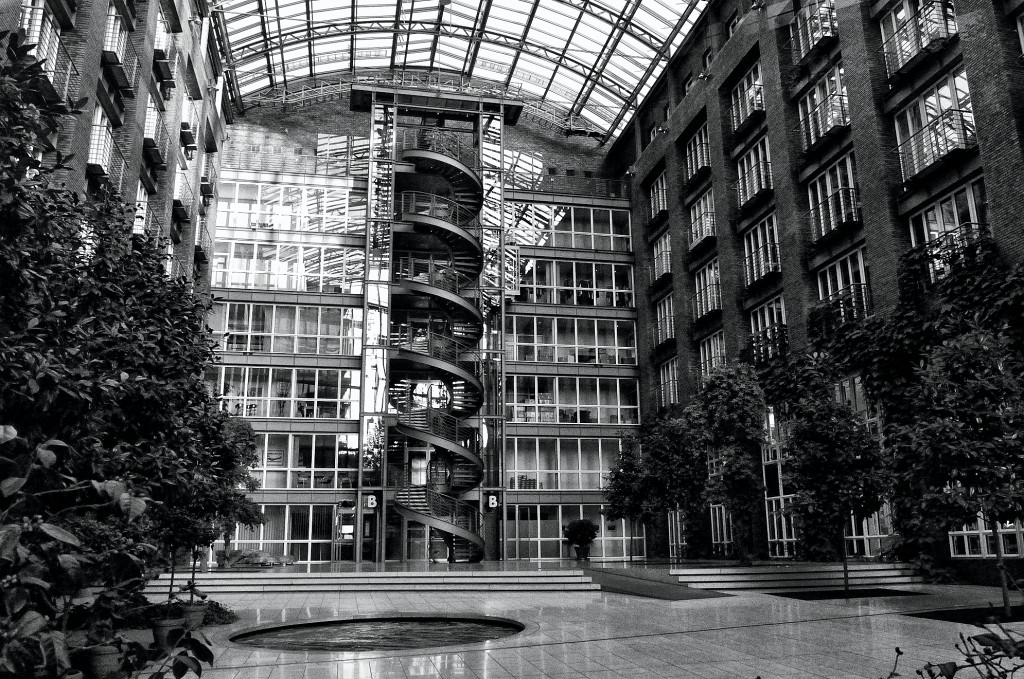 Hamburg-102009-37.jpg - Dieses durchgestylte Gebäude ist die Heimat vieler "hipper" Unternehmen.