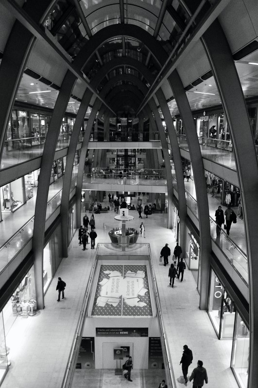 Hamburg-102009-39.jpg - Die Üblichen Shopping-Malls. Die in Karlsruhe sieht genau so aus.