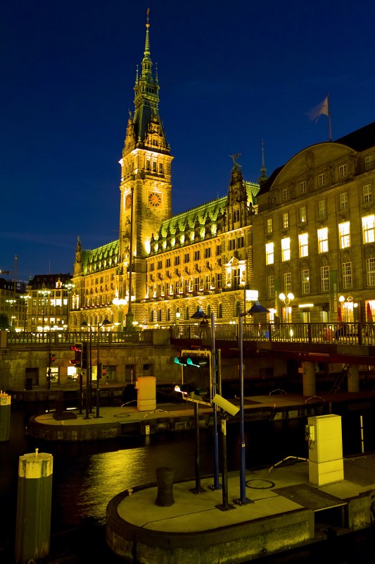 Hamburg-102009-45.jpg - Wieder das Rathaus. Ganz so schlecht sind die Nachtaufnahmen mit der DP1 nicht geworden, oder?