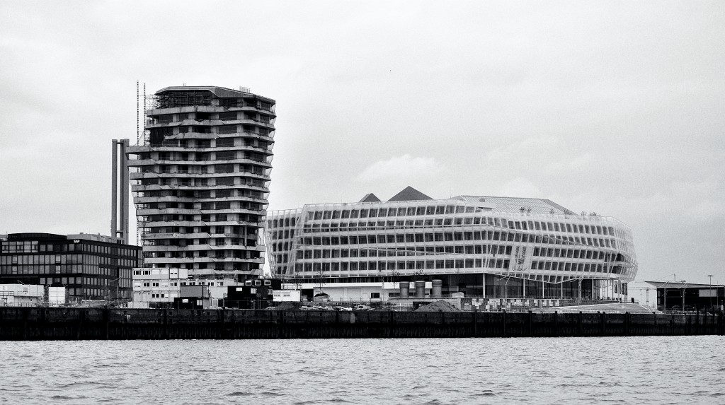 Hamburg-102009-58.jpg - Unilever und SAP basteln hier an der Architektur des Hafenviertels mit. Hat was, oder?