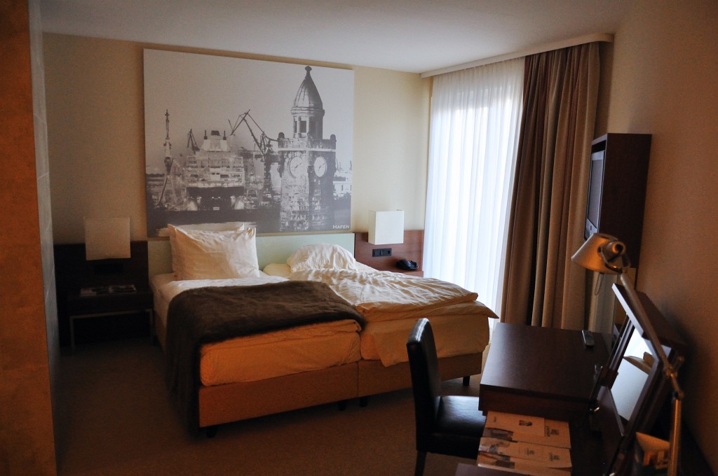 Hamburg-102009-83.jpg - Mein Hotelzimmer im Lindner. Sehr empfehlenswertes Hotel :-)