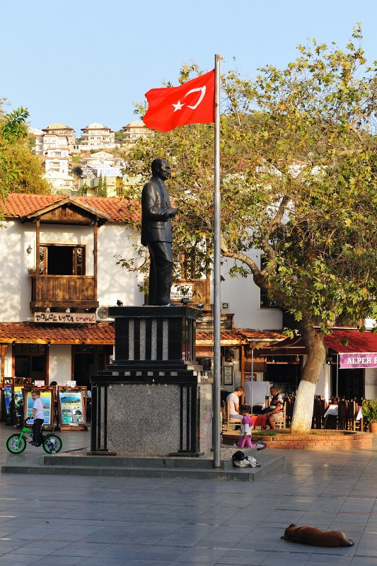 Kas-10-2009-083.jpg - Kemal Atatürk überwacht seit Jahren die Stadt.