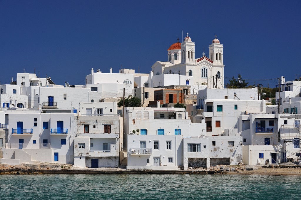 Kykladen-062009-019.jpg - Die Kirchen in Griechenland kontrastieren in ihrem weiß oder hellen Beige besonders schön mit dem blauen Himmel.