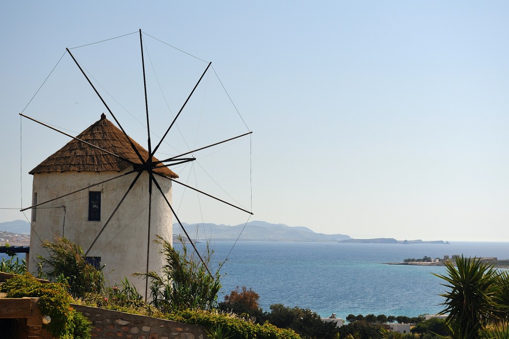 Kykladen-062009-028.jpg - Ein Urlaub in Griechenland ist kein richtiger Urlaub in Griechenland, wenn man nicht mindestens eine der typischen Windmühlen gesehen hat. Diese hier lag auf unserem Weg zum Hotel.