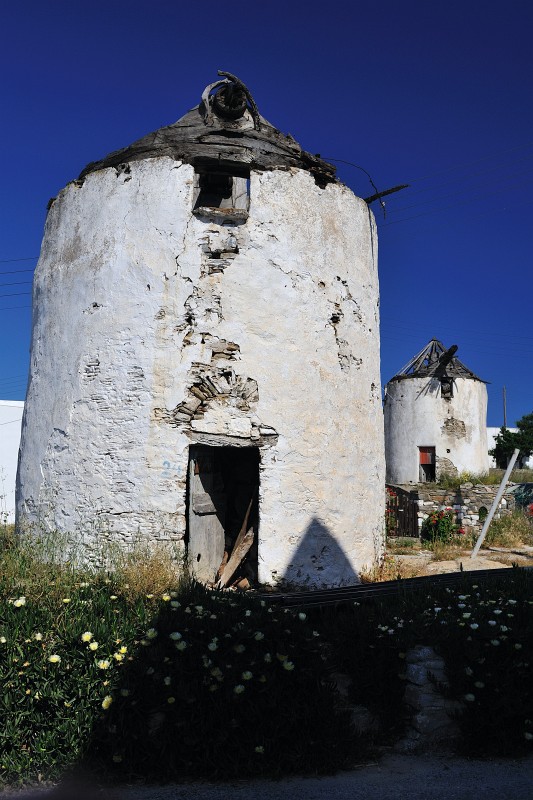 Kykladen-062009-046.jpg - Wir sind mittlerweile wieder auf Paros im kleinen Ort Marpissa. Zumindest diese Windmühlen haben schon bessere Zeiten gesehen, sind aber auch in Ihrer Baufälligkeit dekorativ, wie ich finde.