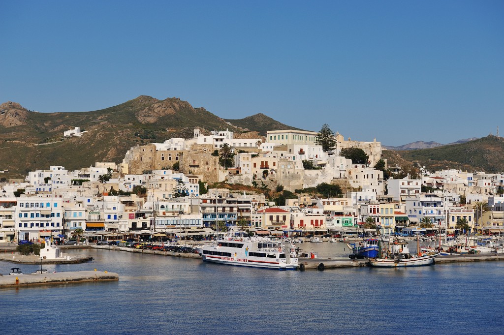 Kykladen-062009-050.jpg - Unsere Zeit in Paros ist vorbei und es  gilt, die Koffer zu packen und auf die Fähre nach Naxos zu steigen. Vom Meer aus ist dies der erste Blick auf Naxos-Stadt.