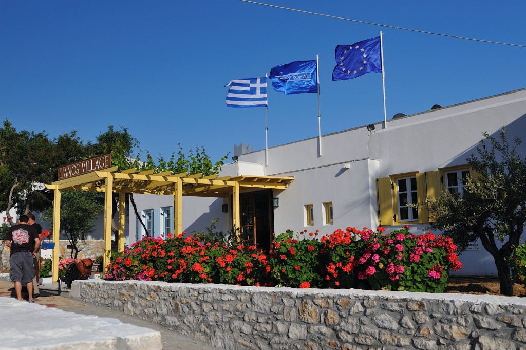 Kykladen-062009-051.jpg - Unser Hotel in Naxos. Es ist leider etwas "ab vom Schuss", aber zum Glück ist es nicht weit zum Meer.