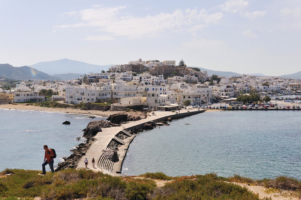 Kykladen-062009-065.jpg - Wir sind zurück in Naxos Stadt bzw. auf einer Halbinsel davor. Hinter mir liegt das antike Naxos-Tor.