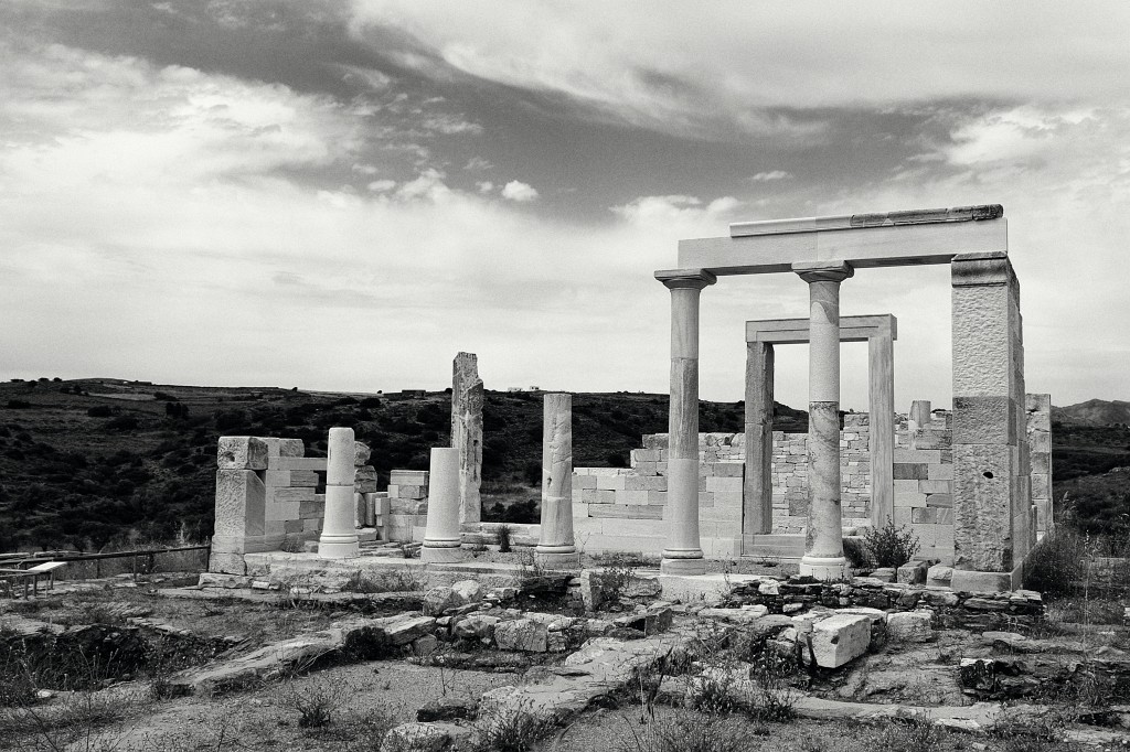 Kykladen-062009-067.jpg - Ein antiker Tempel, der im Rahmen einer deutsch-griechischen Zusammenarbeit restauriert wurde.