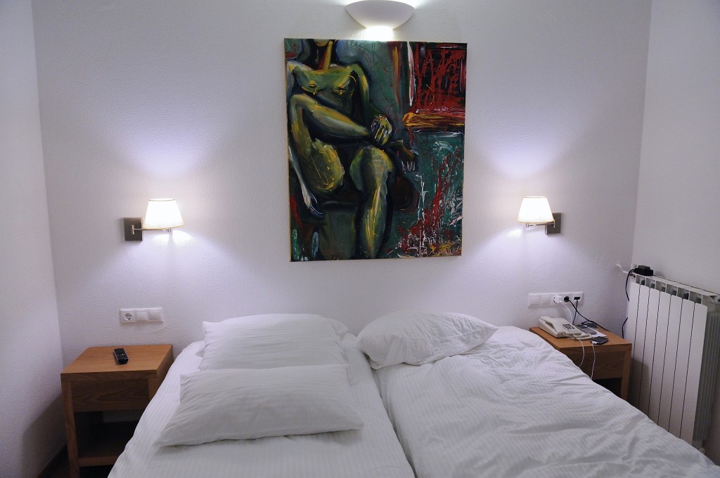 Kykladen-062009-069.jpg - Mein Zimmer im Hotel. Irgendwie hängen in Griechenland in jedem meiner Hotelzimmer Gemälde von unbekleideten Damen.