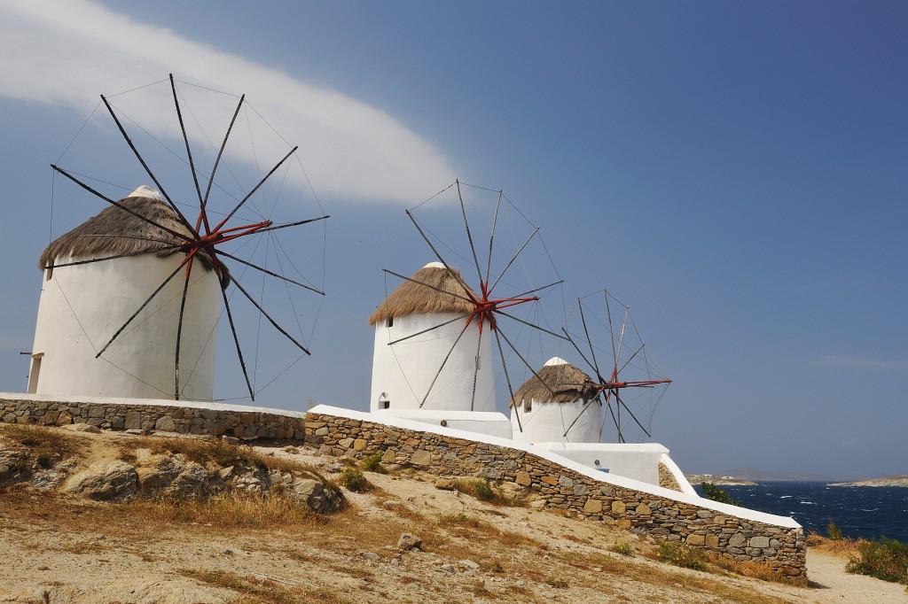 Kykladen-062009-081.jpg - Hier sind drei der fünf Windmühlen oberhalb des Hafens von Mykonos. Es sollen einmal doppelt so viele gewesen sein.