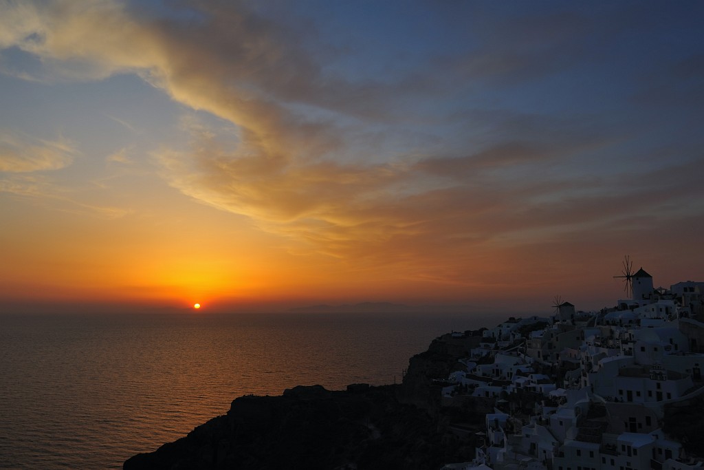 Kykladen-062009-146.jpg - Das ist er nun, der weltberühmte Sonnenuntergang von Santorini. Er sah wirklich so umwerfend aus. Dieses Bild hat den wöchentlichen Wettbewerb bei "www.bilder-auf-leinwand.de" gewonnen, weswegen ich jetzt einen kostenlosen Print dieses Bilds auf Leinwand bekommen habe. Dankesehr! :-) Diesen Printservice für Leinwand-Prints kann ich übrigens sehr empfehlen.