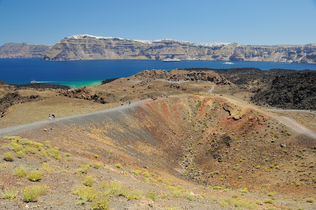 Kykladen-062009-161.jpg - Blick von Nea Kameni zurück in Richtung Santorini. Die unnatürlich giftig bunten Farben des Vulkans kann man vermutlich nicht so richtig fotografieren. Man sieht hier auch schön das vorhin erwähnte grüne Wasser.