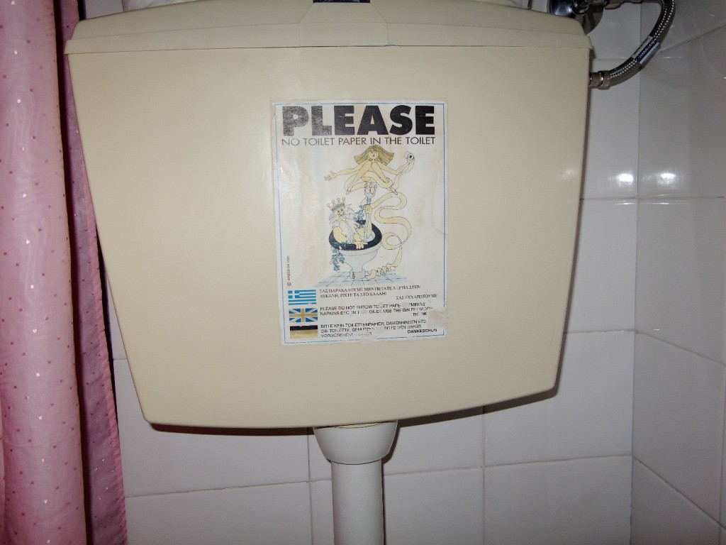 Kykladen-062009-177.jpg - Dies wollte ich unbedingt für die Nachwelt festgehalten wissen. Auf den Kykladen darf man Toilettenpapier auf keinen Fall in die Toilette werfen, weil die Abflussrohre zu eng sind und verstopfen würden. Statt dessen gibt es einen Mülleimer dafür. Humpf.