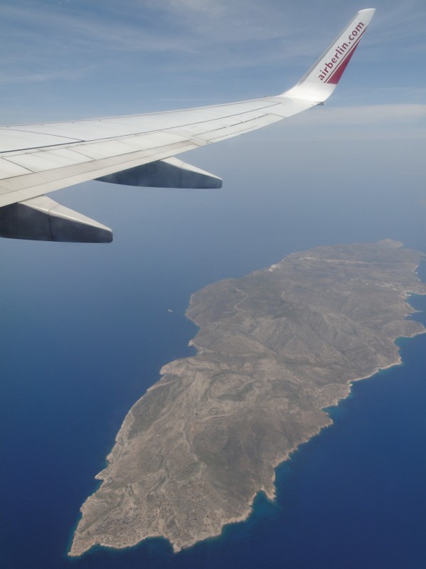 Kykladen-062009-179.jpg - Die Inseln scheinen von hier oben aus nur klein und grau zu sein, aber mir hat der Urlaub hier sehr gefallen. Und mal sehen, vielleicht bin ich nicht das letzte Mal in Santorini gewesen?