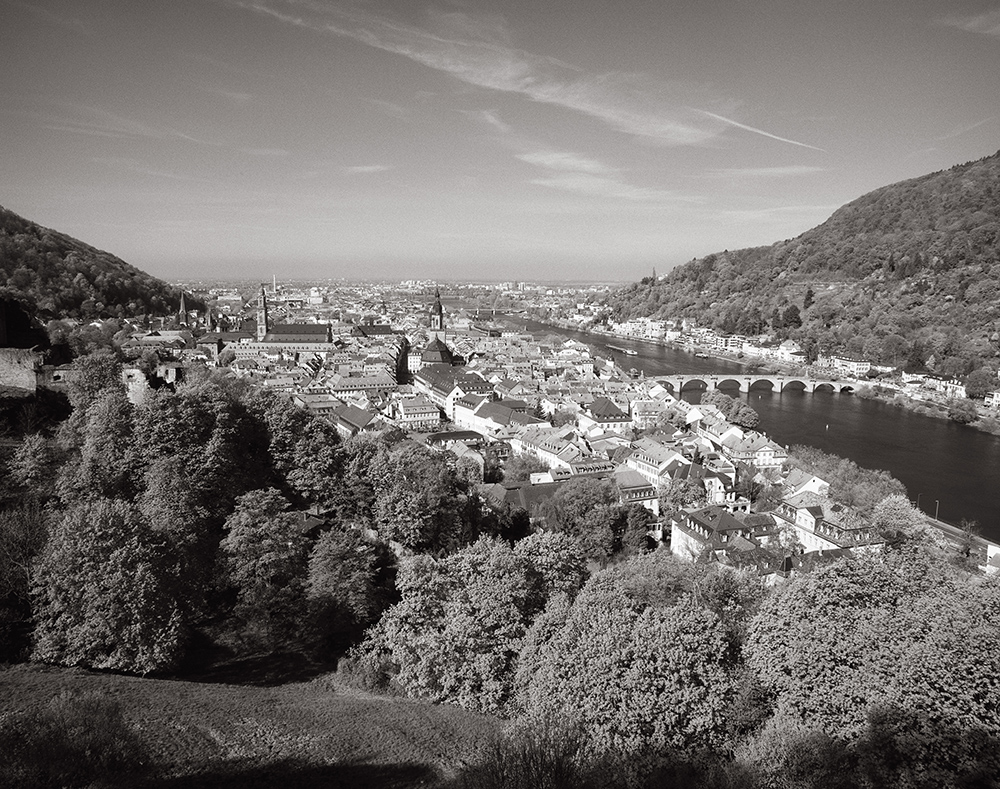Monochrom0511-11.JPG - Blick auf Heidelberg vom Schloss aus. Das Bild wurde mit dem Ilford SFX 200 und Gelbfilter aufgenommen. Die Aufnahme zeigt daher auch einen gewissen Infrarotanteil, der die Pflanzen ein Stück heller wirken lässt.