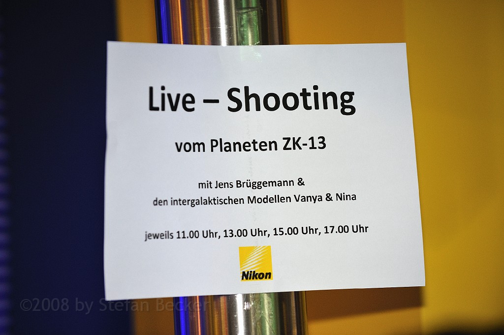 Photokina2008_36.jpg - Oha. Nikon hat auch eine Show zu bieten. Jens Brüggemann und die beiden Modelle Vanya und Nina haben...