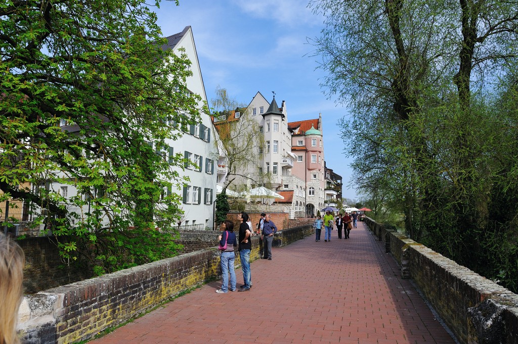 Ulm0409-18.jpg - Auf der Stadtmauer flaniert die Ulmer Bürgerschaft in der Frühlingssonne.