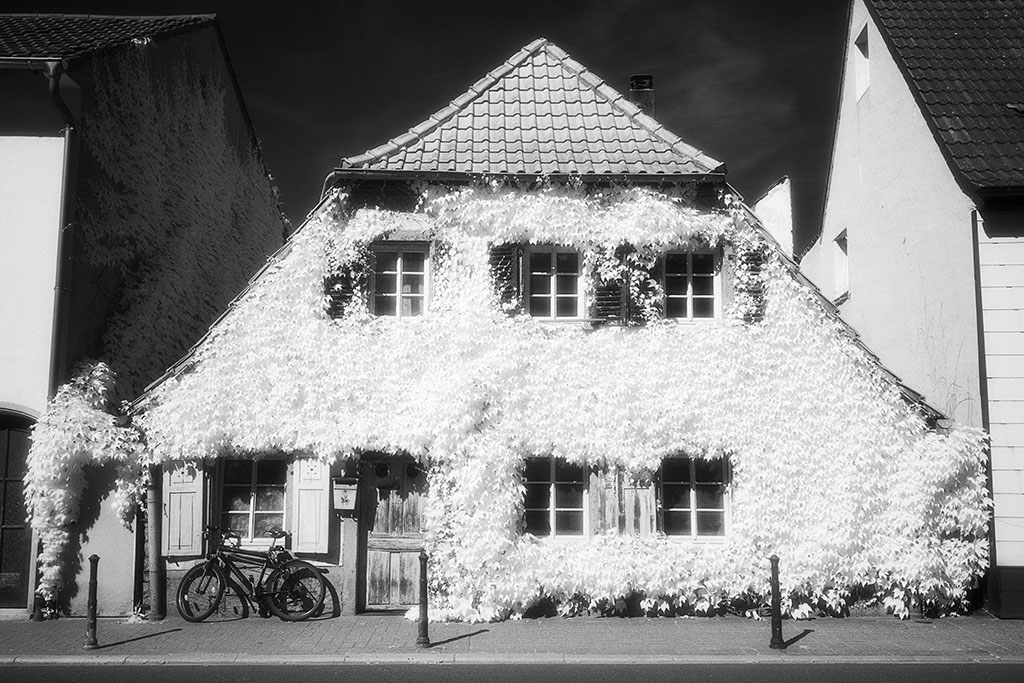 IR3.jpg - Dieses Haus sprang mir in Schwetzingen auf dem Weg in die Innenstadt vor die Kamera. Die einfache Dreiecksform hat mich angesprochen.