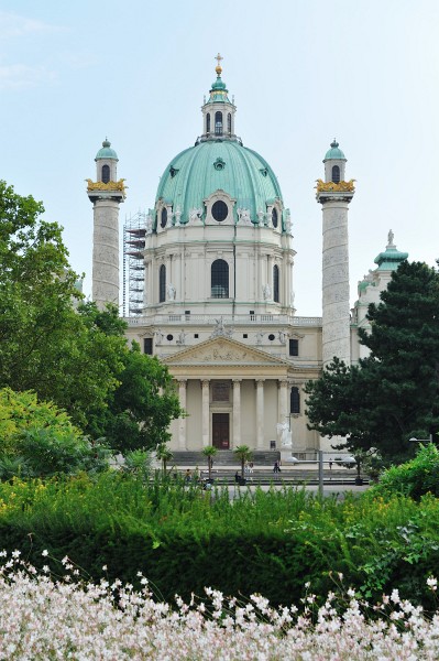 Wien-016.JPG - Die Karlskirche. Vielleicht sollte man in Rom mal nachgucken, ob noch alle Säulen da sind ;-)