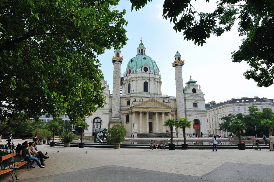 Wien-019.JPG - Macht sich gut, der Teich und die Skulptur vor der Karlskirche.