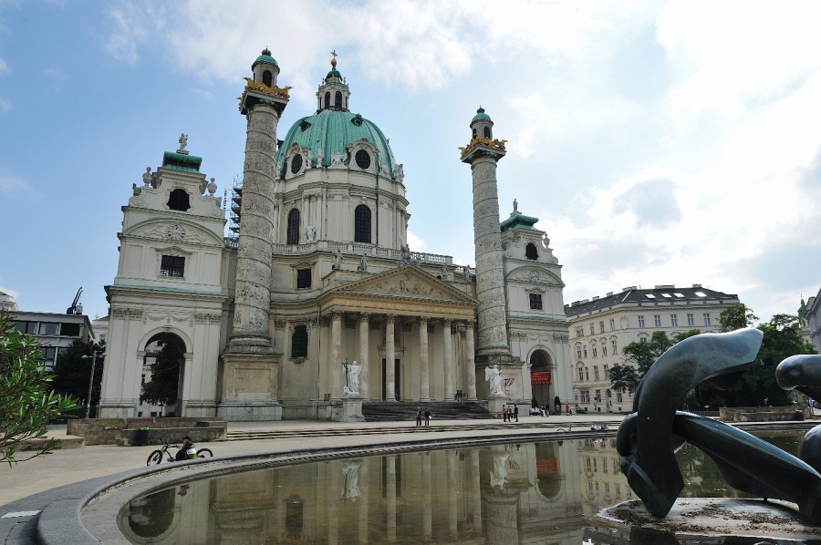 Wien-020.JPG - Man sieht am rechten Bildrand die Skulptur "Hill Arches" von Henry Moore.