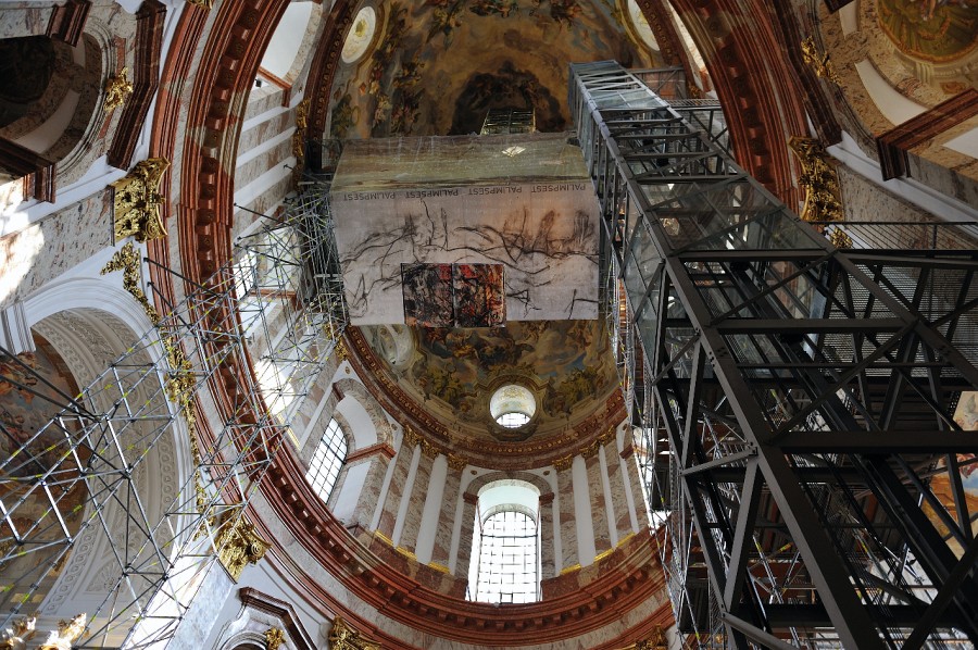Wien-025.JPG - Oh! Dieser Aufzug stammt bestimmt nicht aus dem 18. Jahrhundert. Wenn man hochfährt, kann man die Fresken der Kuppel aus der Nähe betrachten.