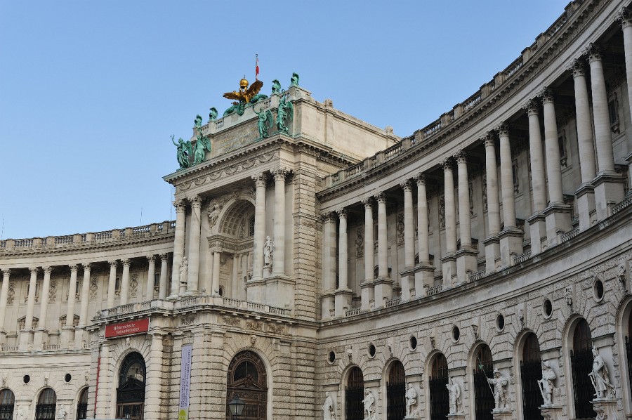 Wien-034.JPG - So sieht sie von der Vorderseite aus. Auf dem roten Schild steht etwas von der Nationalbibliothek.