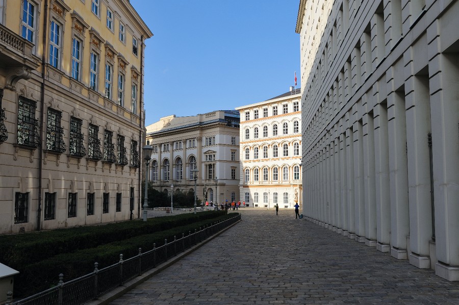 Wien-038.JPG - Hier sind wir im Regierungsviertel neben der Hofburg.