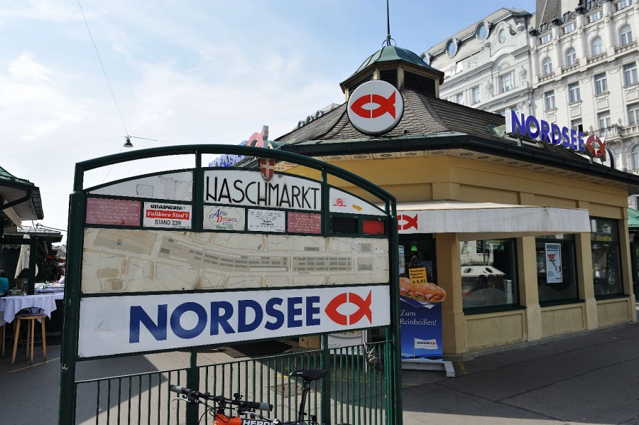Wien-060.JPG - Nein, ich möchte hier nicht unbedingt Werbung für "Nordsee" machen. Eigentlich geht es mir um den "Naschmarkt", dessen Eingang hier liegt.