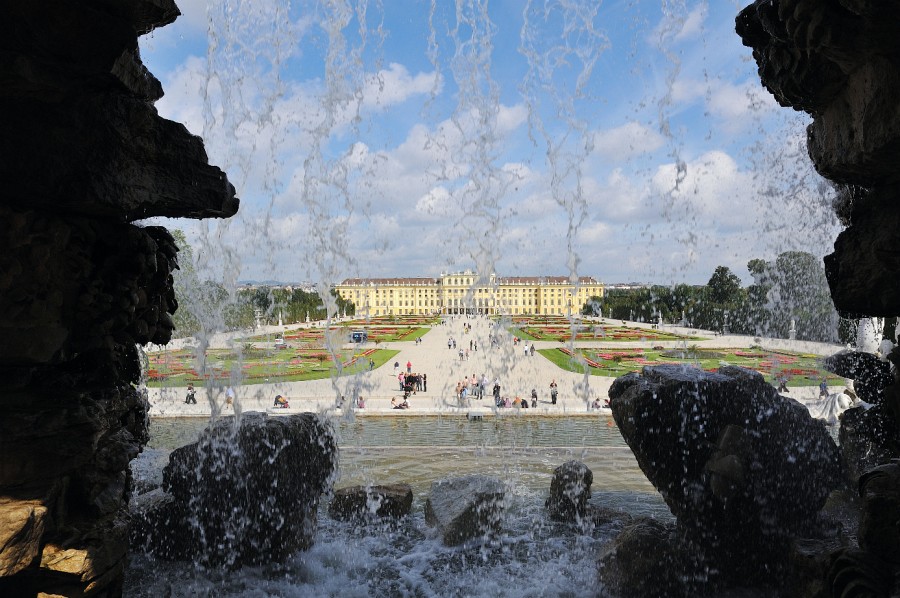 Wien-087.JPG - Unterm Neptun kann man zurück zum Schloss durch einen Wasserfall schauen.
