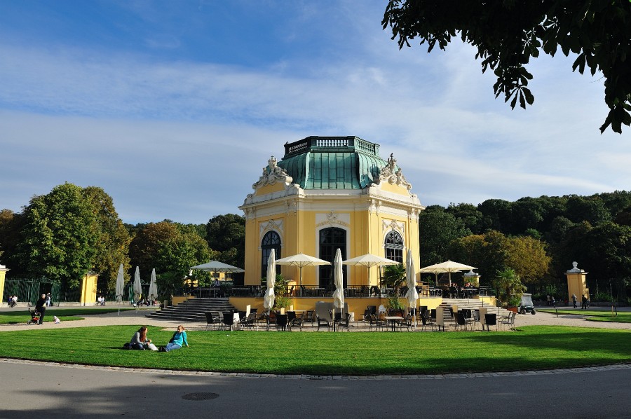 Wien-122.JPG - Der sehr schicke Pavillon in der Mitte des Zoos Schönbrunn. Hier kann man ganz gut essen. Er ist übrigens auch innen sehenswert.